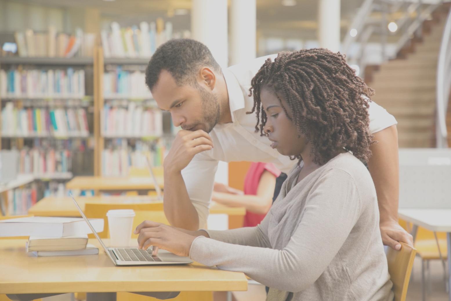 Profesionales analizando estrategias financieras en sesión de trabajo