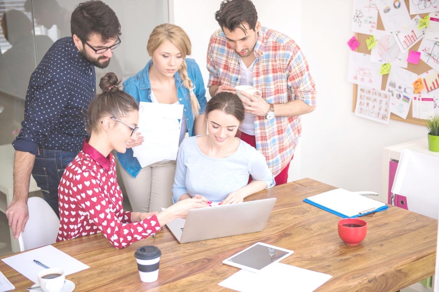 Sesión de consultoría financiera personalizada en oficina profesional